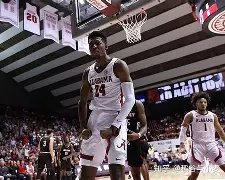 中超赛程吃紧;夏洛特黄蜂冲刺阶段单刀错失;压力陡增;临场指挥获称赞的简单介绍 中超赛程吃紧;夏洛特黄蜂冲刺阶段单刀错失;压力陡增;临场指挥获称赞的简单介绍